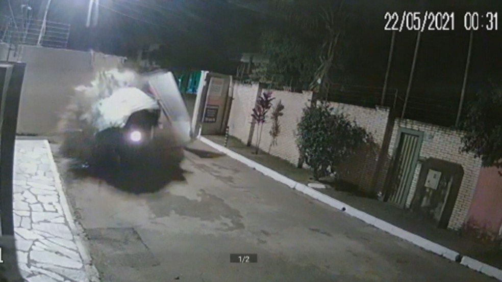 Motorista embriagado tenta fugir da PM, perde controle de carro e invade condomínio no DF — Foto: Câmeras de Segurança
