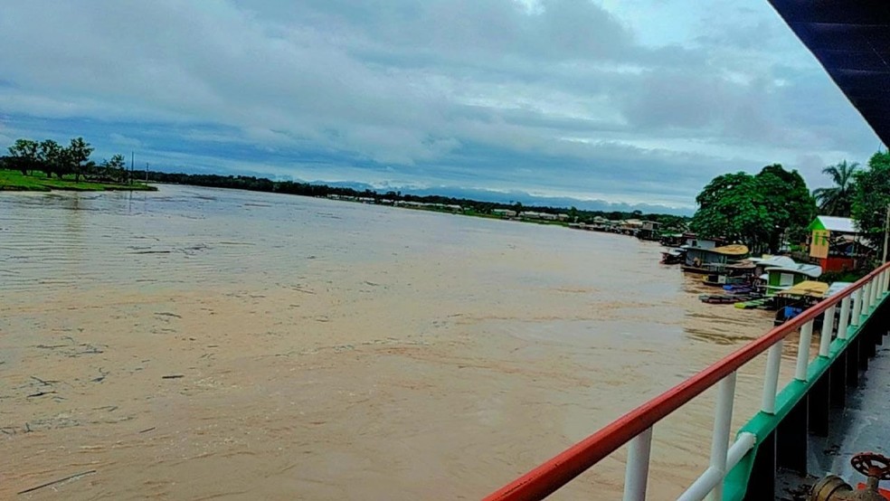 Rio Tarauacá transbordou na tarde desta segunda-feira (21)  — Foto: Arquivo/Defesa Civil Municipal