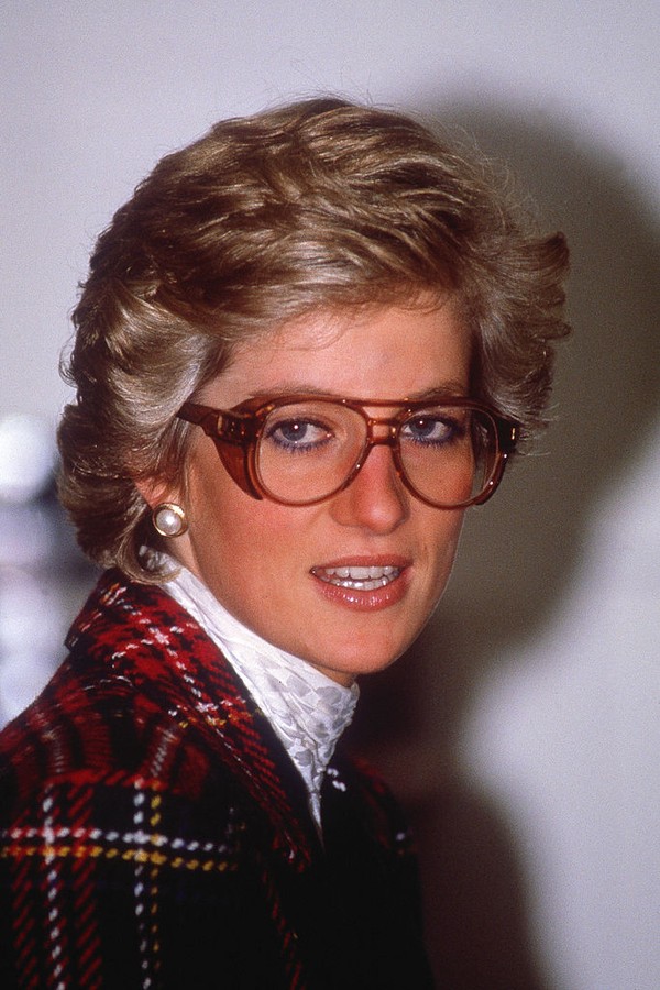 The Princess of Wales wears safety goggles and a Catherine Walker suit during a visit to a laboratory in Ipswich, February 1990.  (Photo by Princess Diana Archive/Getty Images) (Foto: Getty Images)