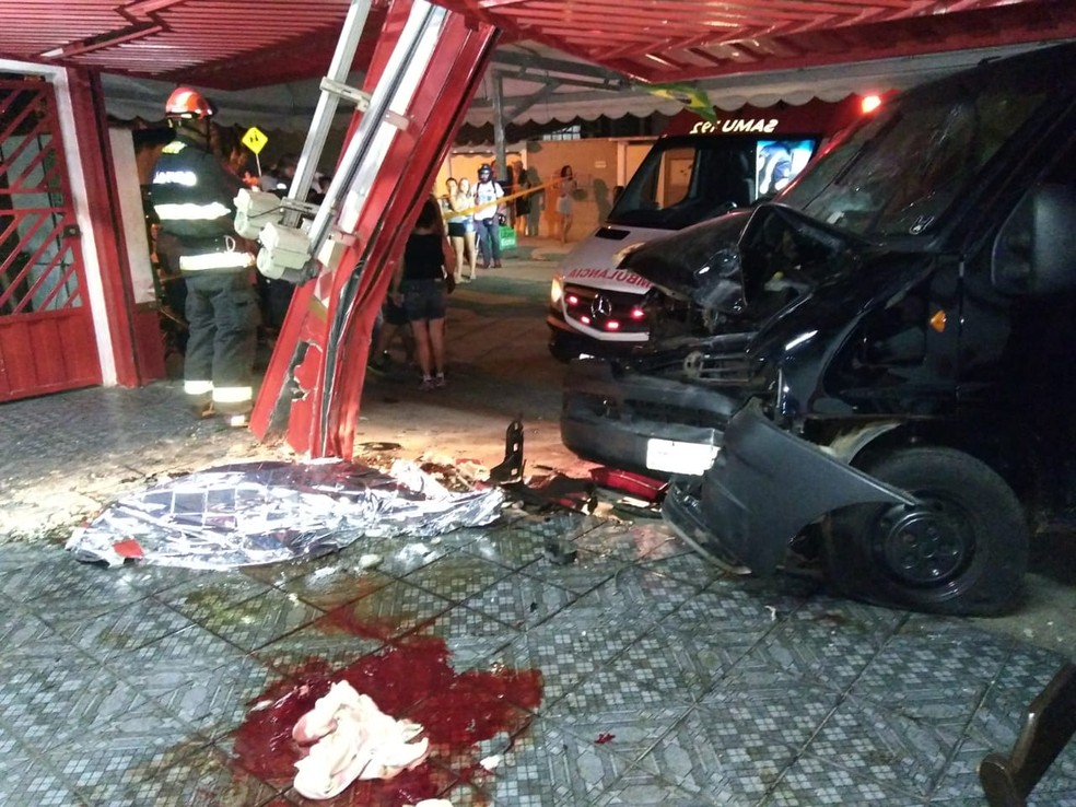 Motorista de van invade lanchonete e mata jovem, em Jundia&iacute; &mdash; Foto: Divulga&ccedil;&atilde;o/GMJ