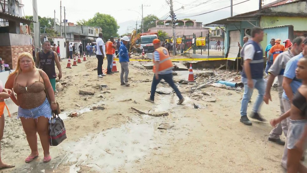 Estragos no bairro de Santíssimo após rompimento — Foto: Reprodução/TV Globo