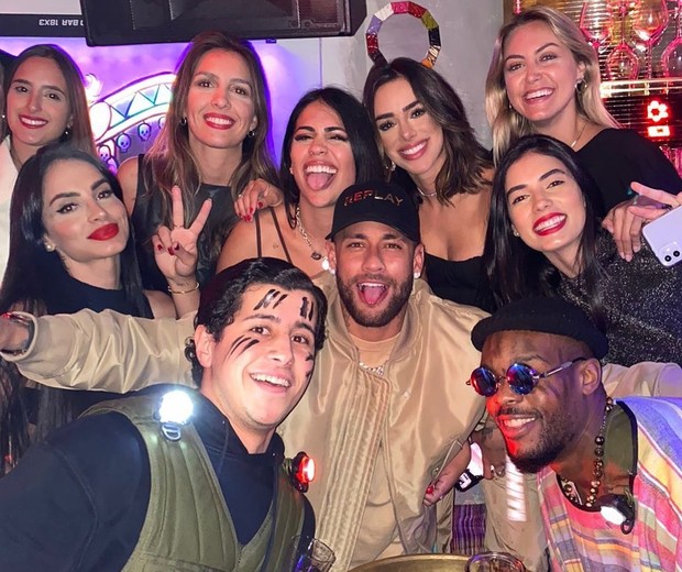 Namorada de Neymar compartilha momento com o jogador e amigos