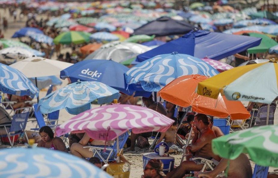 O preço do aluguel de guarda-sol em Copacabana chega a R$ 80