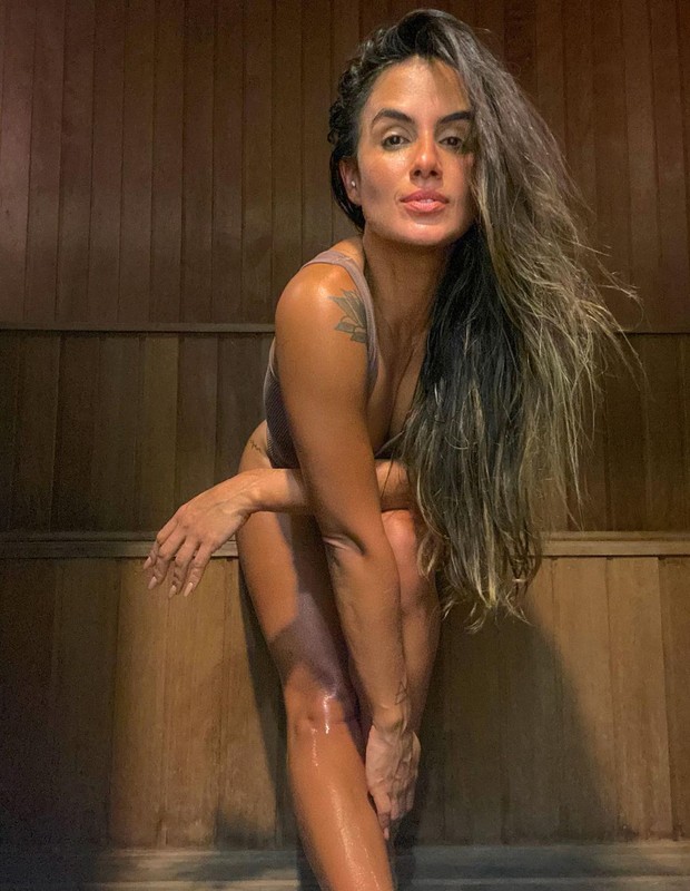 Carol Peixinho curte sauna (Foto: Reprodução/Instagram)