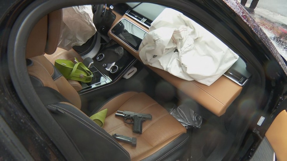 Arma usada por criminoso foi encontrada no banco do passageiro da Land Rover — Foto: Reprodução/TV Globo