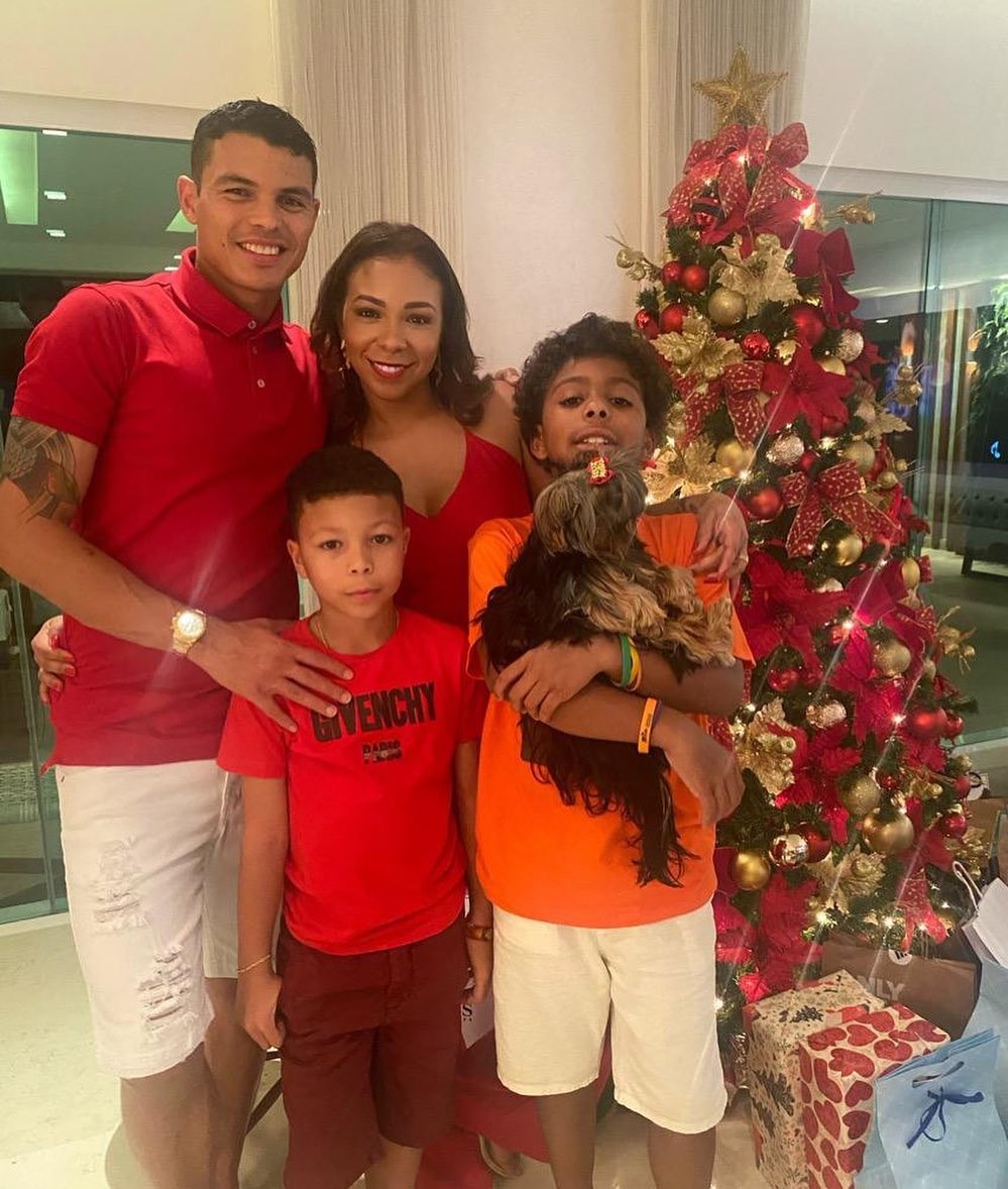 Belle, Thiago Silva, e os filhos, Isago e Iago (Foto: Reprodução / Instagram)
