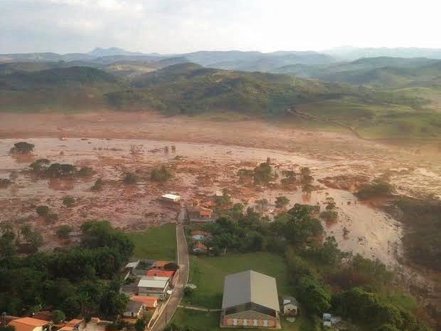 Imagem aérea da cidade de Mariana (MG) atingida por rejeitos gerados pelo rompimento de barragem da Samarco (Foto: Corpo de Bombeiros/ MG)