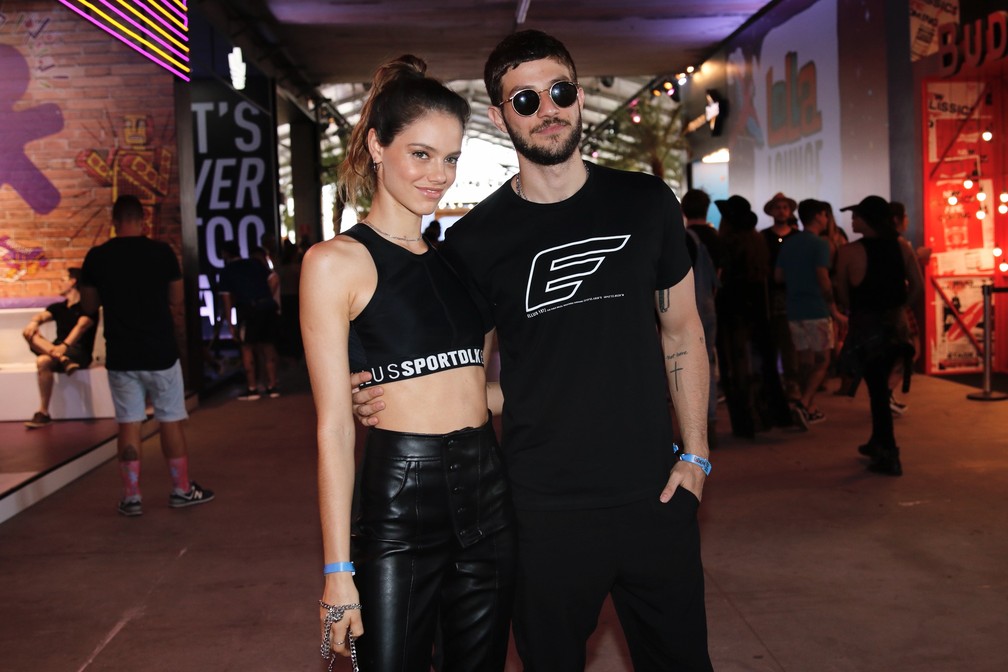 Chay Suede e Laura Neiva chegam juntos ao Lollapalooza 2019 — Foto: Celso Tavares/G1