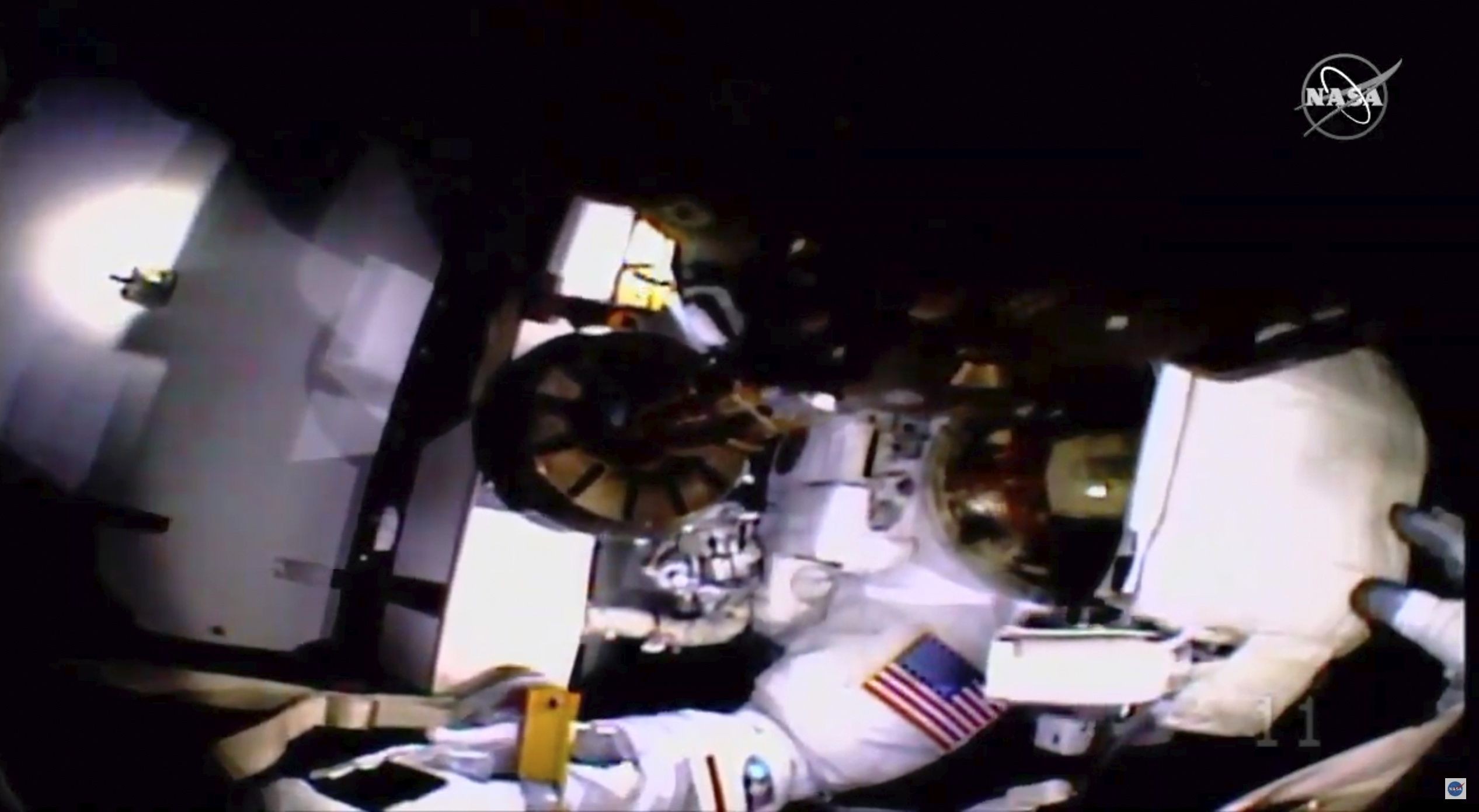 Sem luz no capacete, astronauta conclui 2ª caminhada espacial feminina. Na imagem acima é possível ver Meir segurando o capacete da colega enquanto tenta concertá-lo (Foto: NASA)