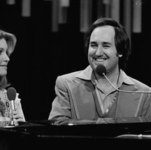  Olivia Newton-John e Neil Sedaka cantando na BBC, em 1971 — Foto: Getty Images