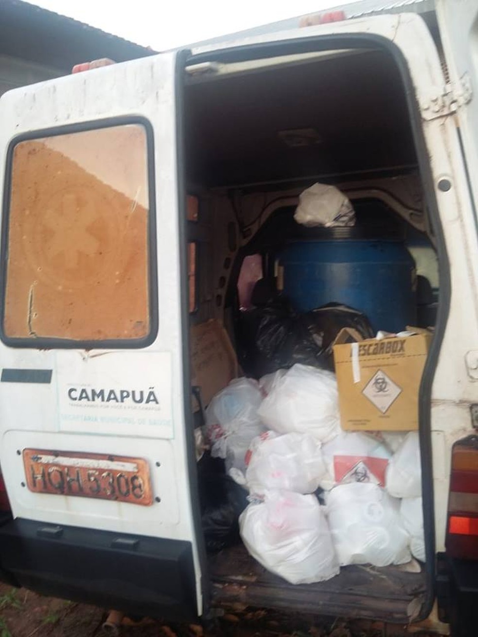 AmbulÃ¢ncia vira depÃ³sito de lixo hospitalar em CampuÃ£. â?? Foto: ReproduÃ§Ã£o /facebook