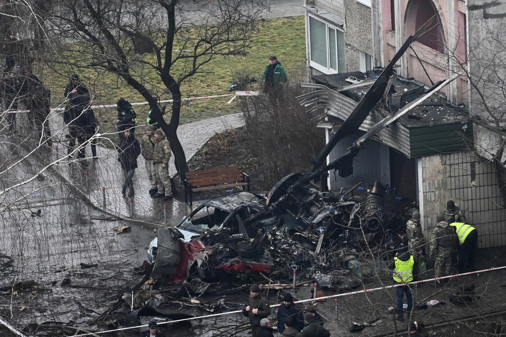 Foto mostra destroços de helicóptero que caiu na cidade de Brovary, na Ucrânia, em 18 de janeiro de 2023 — Foto: REUTERS/Viacheslav Ratynskyi