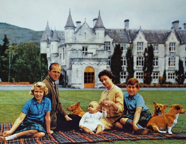 Photograph of Queen Elizabeth II with the Duke of Edinburgh and their children at Balmoral Castle. (Photo by: Universal History Archive/Universal Images Group via Getty Images) (Foto: Universal History Archive/Univer)