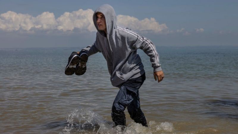 BBC Migrantes arriscam suas vidas para cruzar o Canal da Mancha e obter asilo em solo inglês. (Foto: DAN KITWOOD/GETTY IMAGES via BBC)