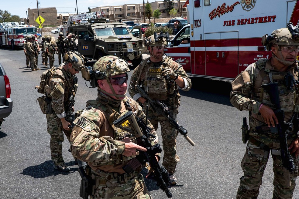 Forças de segurança respondem aos tiros no shopping Cielo Vista, em El Paso, no Texas, neste sábado (3). — Foto: Joel Angel Juarez / AFP