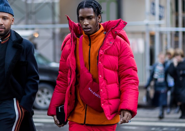 NEW YORK, NY - FEBRUARY 10: ASAP Rocky wearing a red down feather jacket, Balenciaga bag, orange zip jacket outside Calvin Klein on February 10, 2017 in New York City. (Photo by Christian Vierig/Getty Images) (Foto: Getty Images)