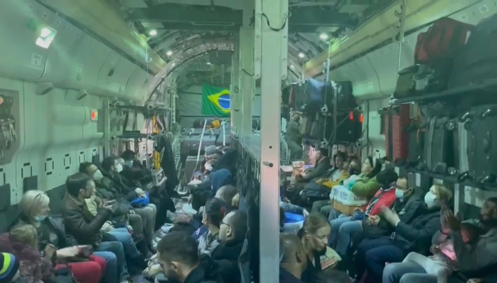 Avião com brasileiros que fugiram da guerra da Ucrânia pousa em Brasília    — Foto: TV Globo/Reprodução