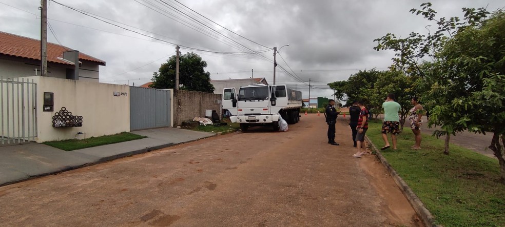 Caminhoneiro é alvejado enquanto limpava cabine de caminhão em Vilhena, RO — Foto: Tony Rota