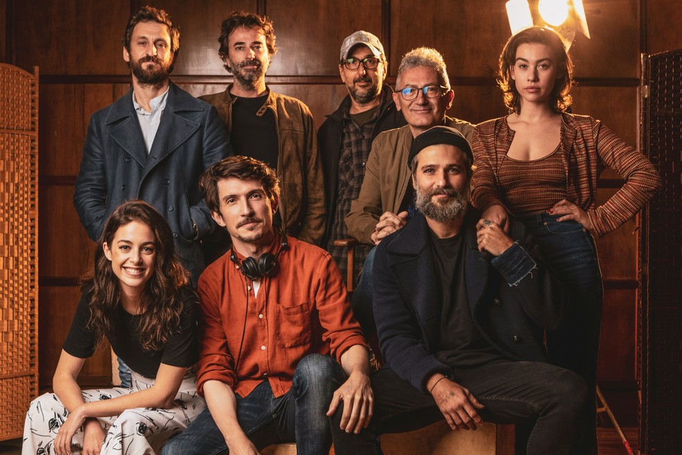 Parte do elenco de 'Santo'. Na foto; Victória Guerra (atriz), Miguel Ángel Faura (produtor), Bruno Gagliasso (ator), Raúl Arévalo (ator), Gonzalo Lopez-Gallego (diretor), Vicente Amorim (diretor),  Carlos López (escritor) e Greta Fernández (atriz). — Foto: Manolo Pavon/Netflix