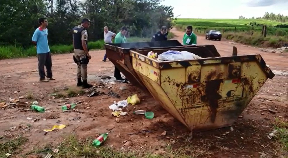 Corpo de homem foi encontrado carbonizado em caçamba em Ibiraci (MG) — Foto: Helder Almeida