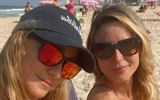 Paula Burlamaqui curte praia com a amiga Amora Mautner: "Sextou"