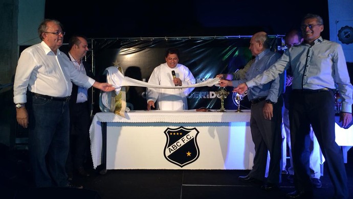 Ex-presidentes do ABC participam de missa em homenagem aos 100 anos do clube (Foto: Jocaff Souza/GloboEsporte.com)