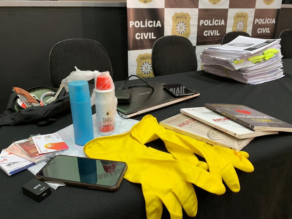Material foi apreendido na casa e na empresa do suspeito; polícia acredita que tubo azul contém o ácido utilizado nos ataque — Foto: Giulia Perachi/RBS TV