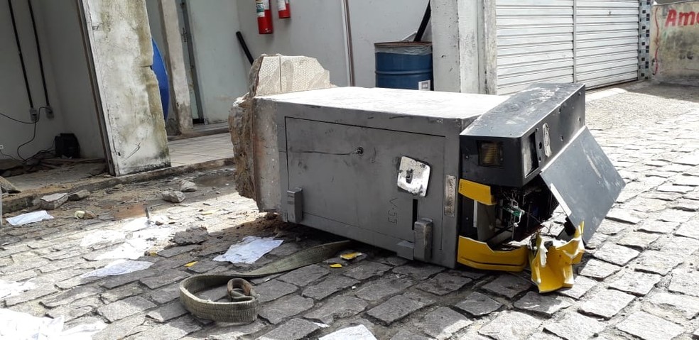 Cofre chegou a ser arrancado da área administrativa do posto, mas acabou abandonado sem ter sido aberto — Foto: Klênyo Galvão/Inter TV Cabugi