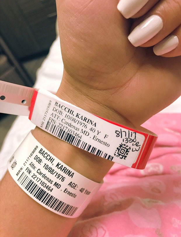 A atriz mostrou sua pulseira de identificação hospitalar (Foto: Reprodução Instagram)