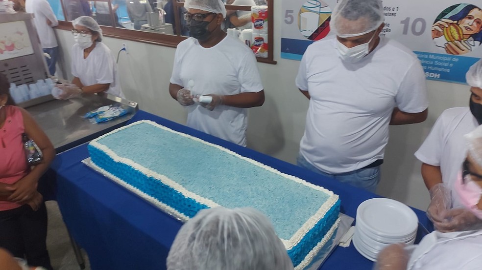 Um bolo foi servido para quem acompanhou a reinauguração do restaurante popular  — Foto: Murilo Lima/Rede Amazônica Acre