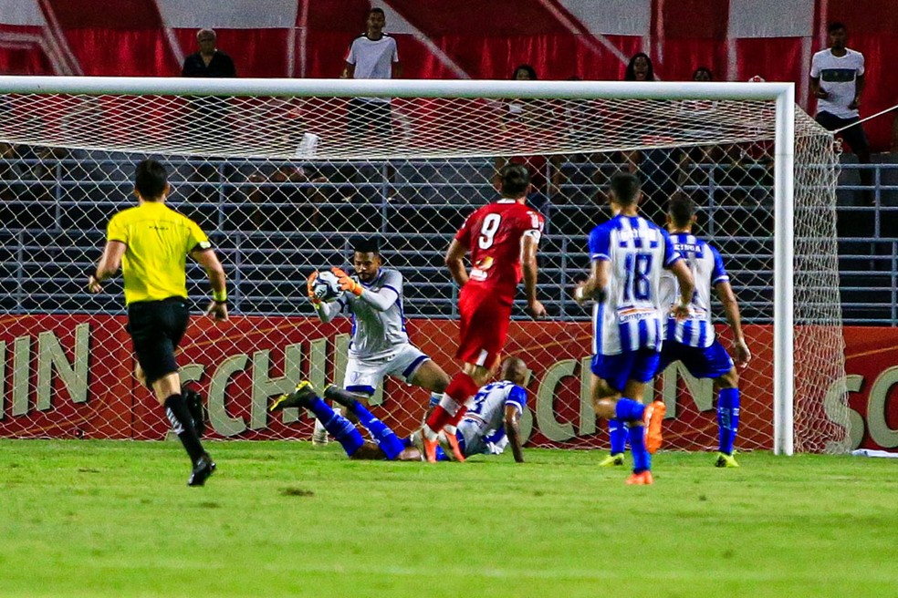 Thiago Rodrigues, do CSA, estreou com grandes defesas — Foto: Ailton Cruz/Gazeta de Alagoas