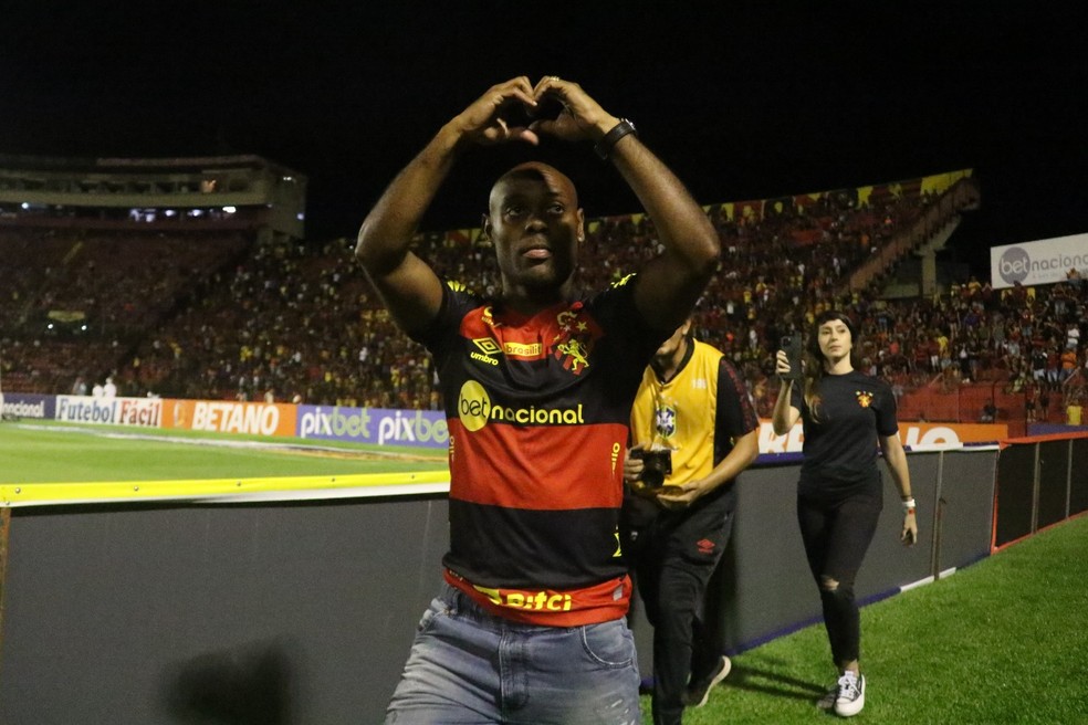 Vagner Love apresentado à torcida do Sport — Foto: Marlon Costa / Pernambuco Press