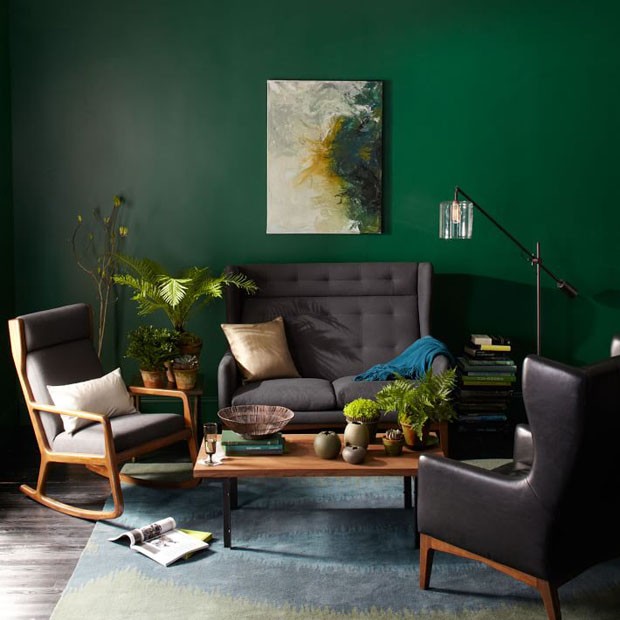 Décor do dia: sala de estar com parede verde e móveis cinza (Foto: reprodução)