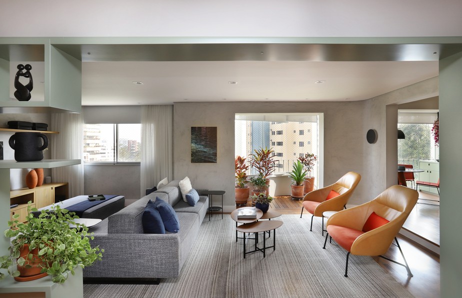 SALA DE ESTAR | O sofá tipo ilha pode ser usado para a sala de TV e a de estar. As poltronas de Fernando Jaeger trazem um ponto focal de cor
