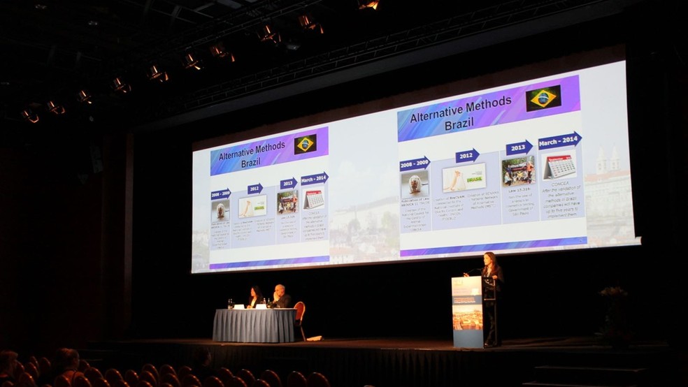 Carolina participou do Congresso Mundial de Métodos Alternativos e Uso de Animais nas Ciências da Vida, em Praga, na República Tcheca (Foto: Carolina Motter/Arquivo pessoal)