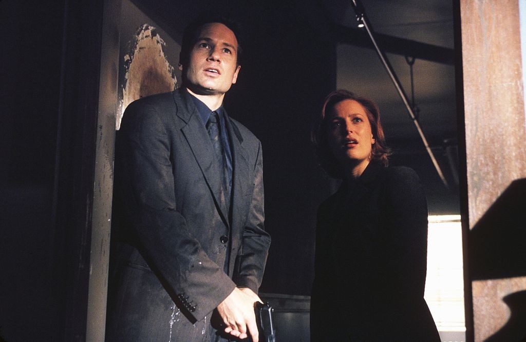 THE X-FILES - SEASON 7:  Agent Fox Mulder (David Duchovny, L) and Agent Dana Scully (Gillian Anderson, R) investigate circumstances around a man who seems to be just a little too lucky in "The Goldberg Variation" episode of THE X-FILES which originally ai (Foto: FOX Image Collection via Getty I)