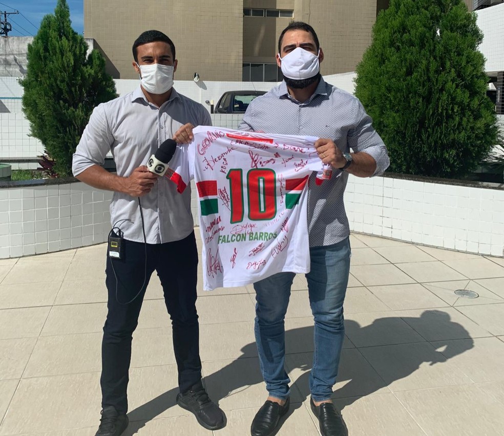 Breno Barros, filho de Falcon, recebeu a camisa em homenagem ao pai — Foto: Reprodução/Instagram