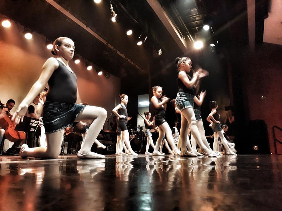Crianças participam da projeto Pointé Cia de Dança em Araraquara (Foto: Matheus Vieira)