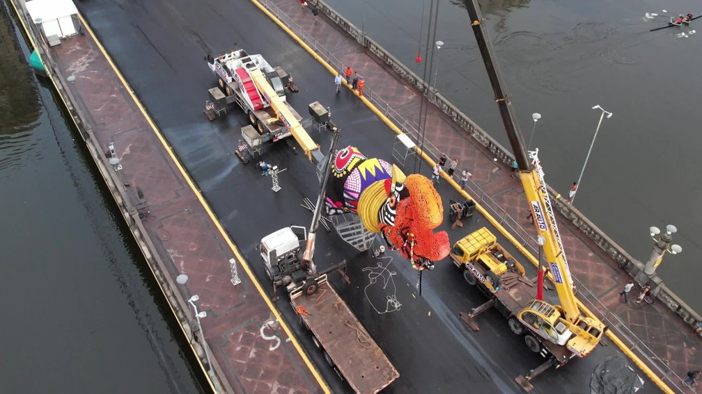 Imagem aérea mostra galo gigante sendo montado na Ponte Duarte Coelho, no Centro do Recife — Foto: Reprodução/TV Globo