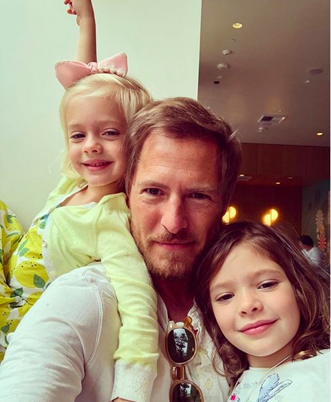 Will Kopelman com as duas filhas de seu casamento com Drew Barrymore (Foto: Instagram)