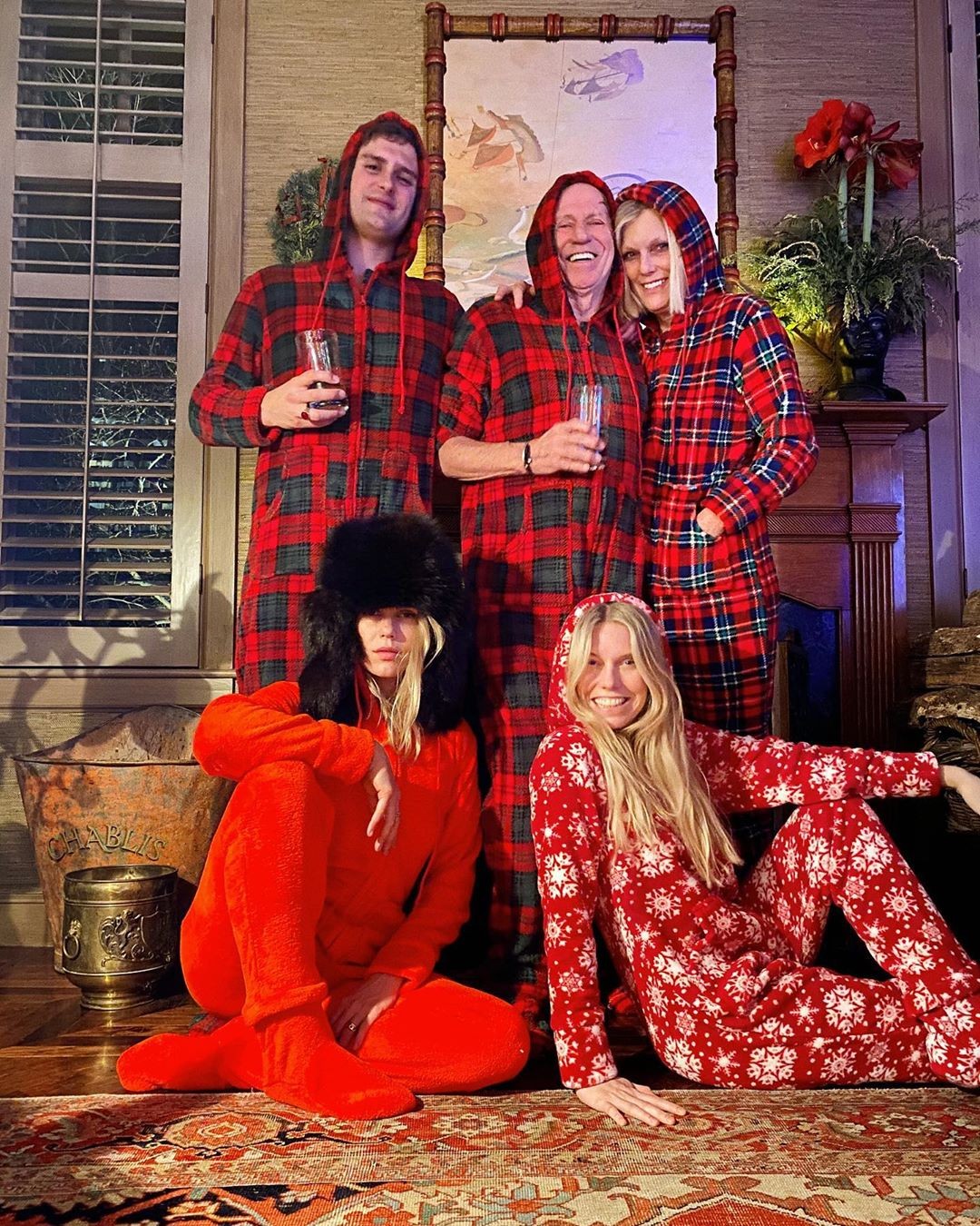 Keith Ricahrds combinou o pijama com as filhas Theodora Dupree, Alexandra Nicole e a mulher Patti Hansen (Foto: Instagram/ Reprodução)