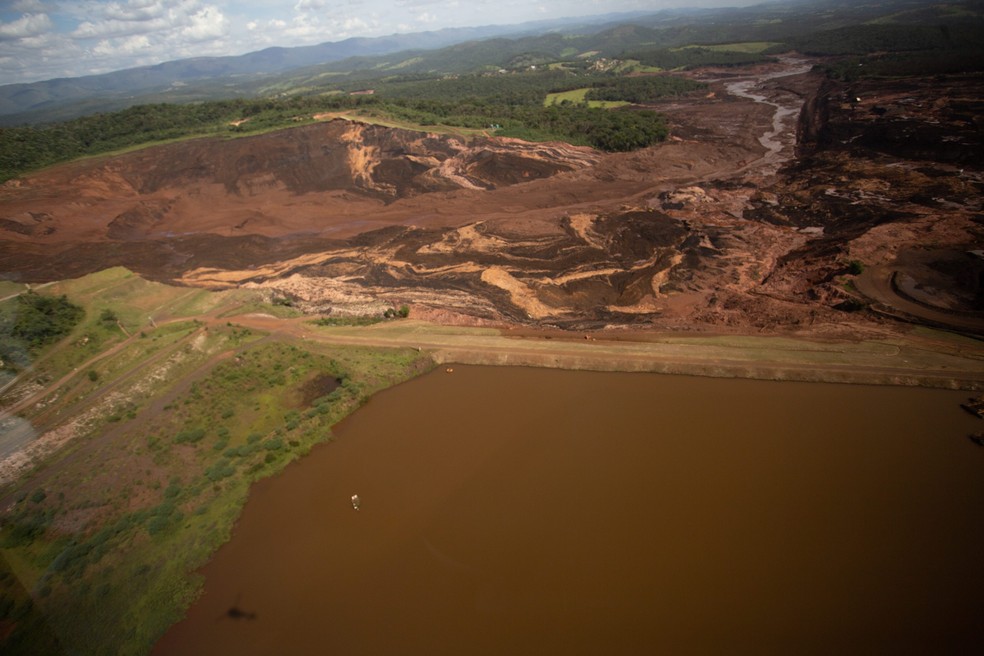 Vista aérea mostra consequências do rompimento da barragem — Foto: Moisés Silva/ O Tempo/ Estadão Conteúdo