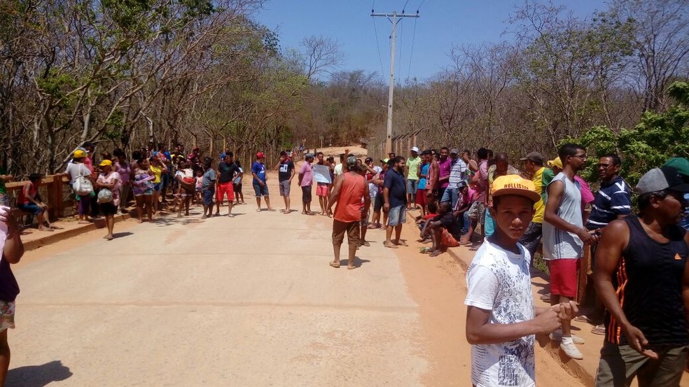 Moradores do distrito de Pandeiros reivindicam a pavimentação da BR MG-479 (Foto: Polícia Militar/Divulgação)