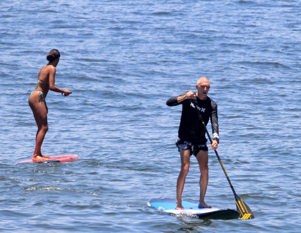 Vincent Cassel curte praia no Rio com sua mulher (Foto: Agnews)