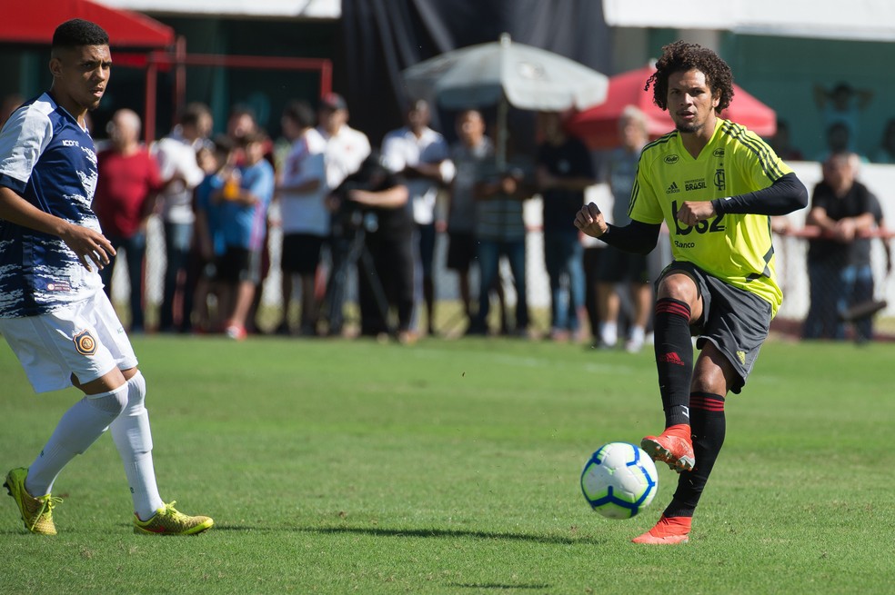 Willian Arão foi recuado e jogou como primeiro volante contra o Madureira — Foto: Alexandre Vidal / Flamengo