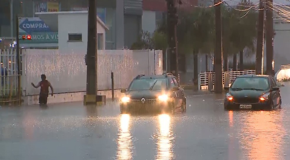 Condutores de carros foram obrigados a pararem na pista por conta do grande volume de Ã¡gua na Avenida MagalhÃ£es de Almeida â Foto: ReproduÃ§Ã£o/TV Mirante