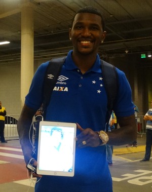 Com mandinga e avó no tablet, Coutinho desperta atenção de Bento