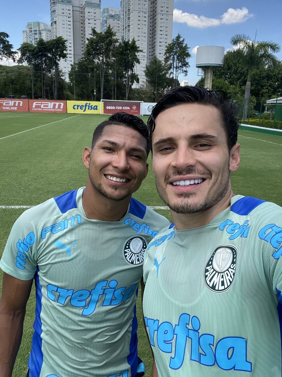 Rony e Veiga após a convocação pela primeira vez à Seleção — Foto: Divulgação/Palmeiras