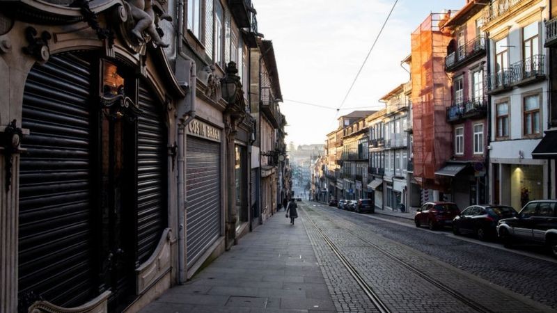 Rua vazia no Porto durante lockdown (Foto: GETTY IMAGES)