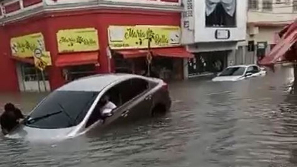 Chuva deixou carro submerso, no Centro de Manaus — Foto: Reprodução